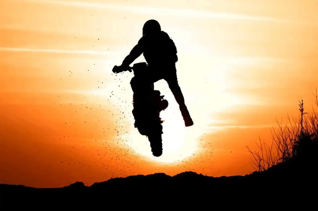 une moto devant le soleil (meta-moto.fr)