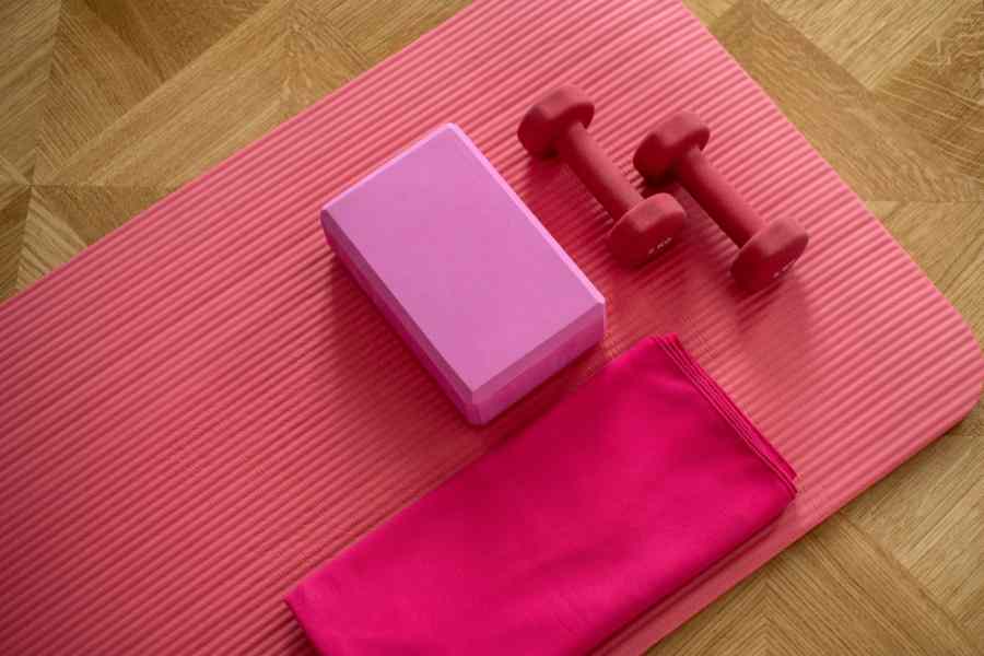 accessoires de yoga : tapis, blocs, couverture